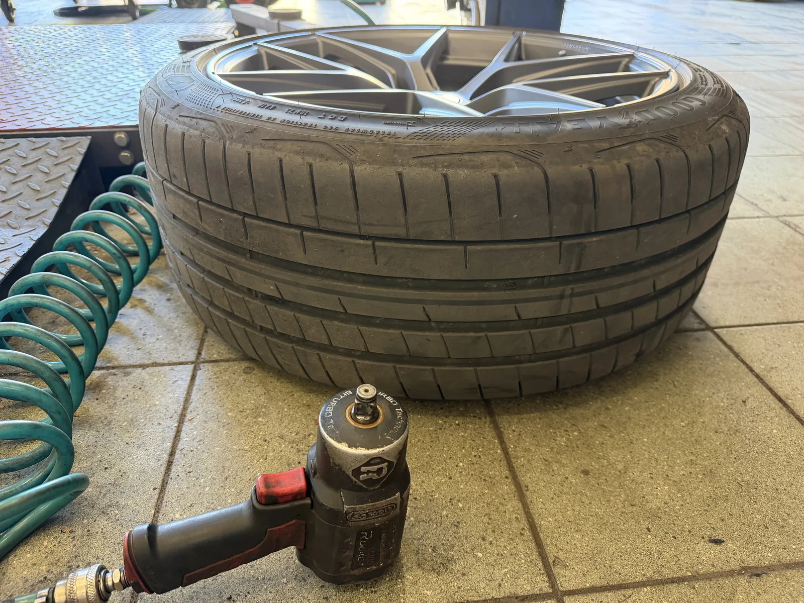 Gumicsere a Schnell Service Miskolc autószervizben