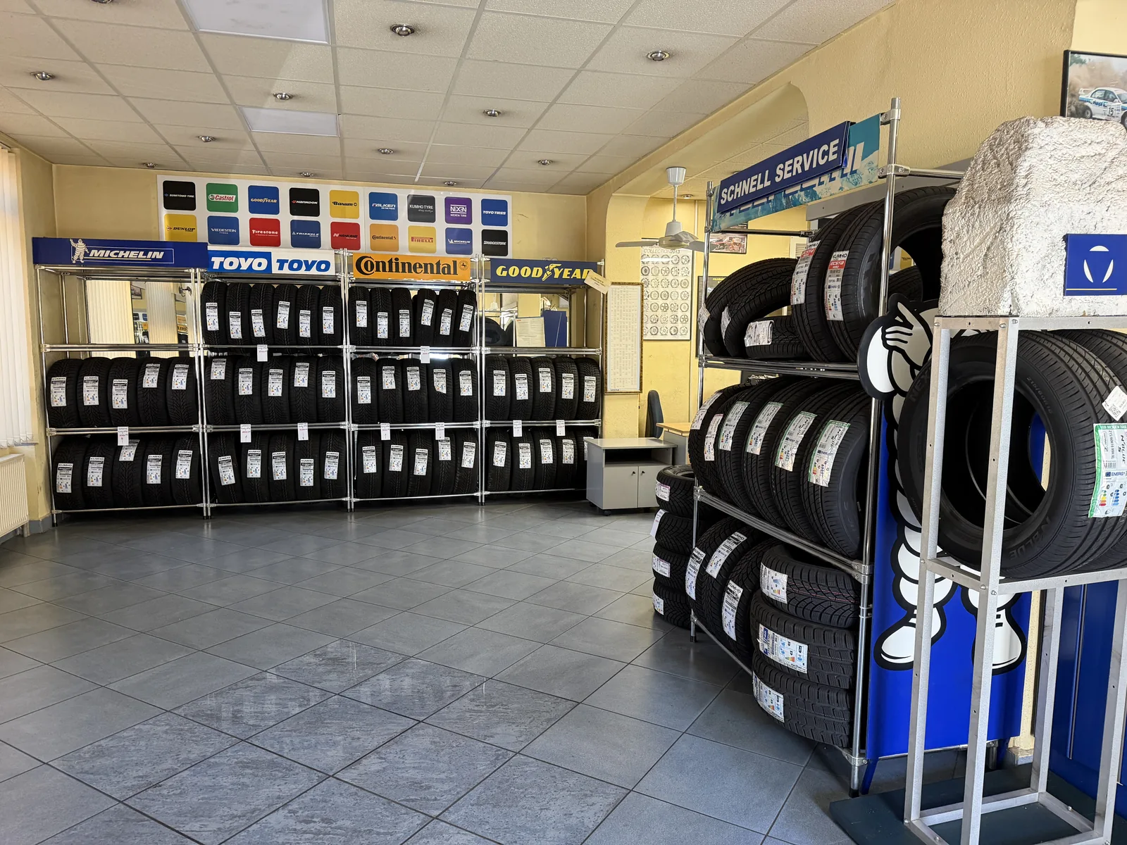 Márkás gumiabroncsok kínálata a Schnell Service showroomjában